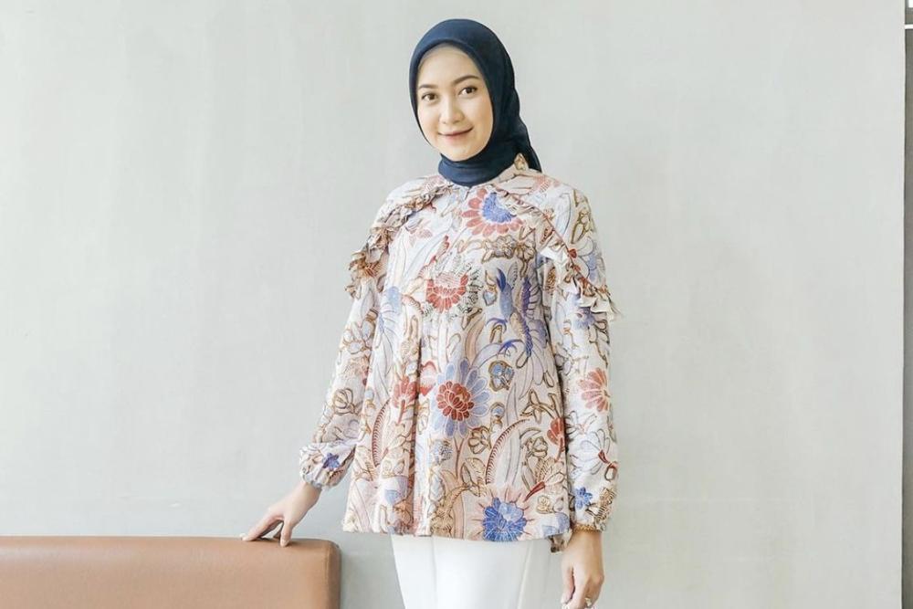 17 Model Baju Batik Kerja Perempuan Berhijab yang Elegan