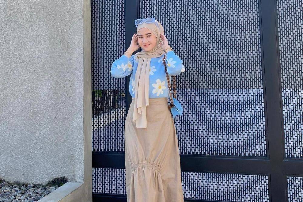 10 OOTD Sweater Hijab untuk Tampil Stylish dan Trendi