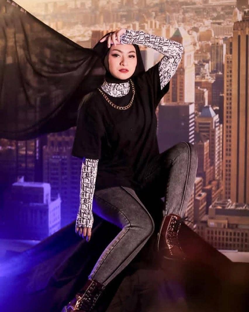 instagram.com/nathalieholscher