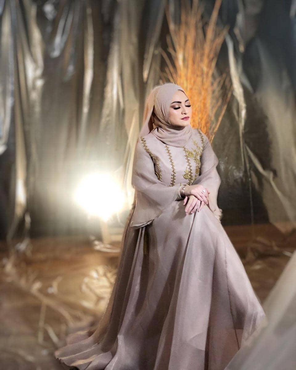 instagram.com/nathalieholscher