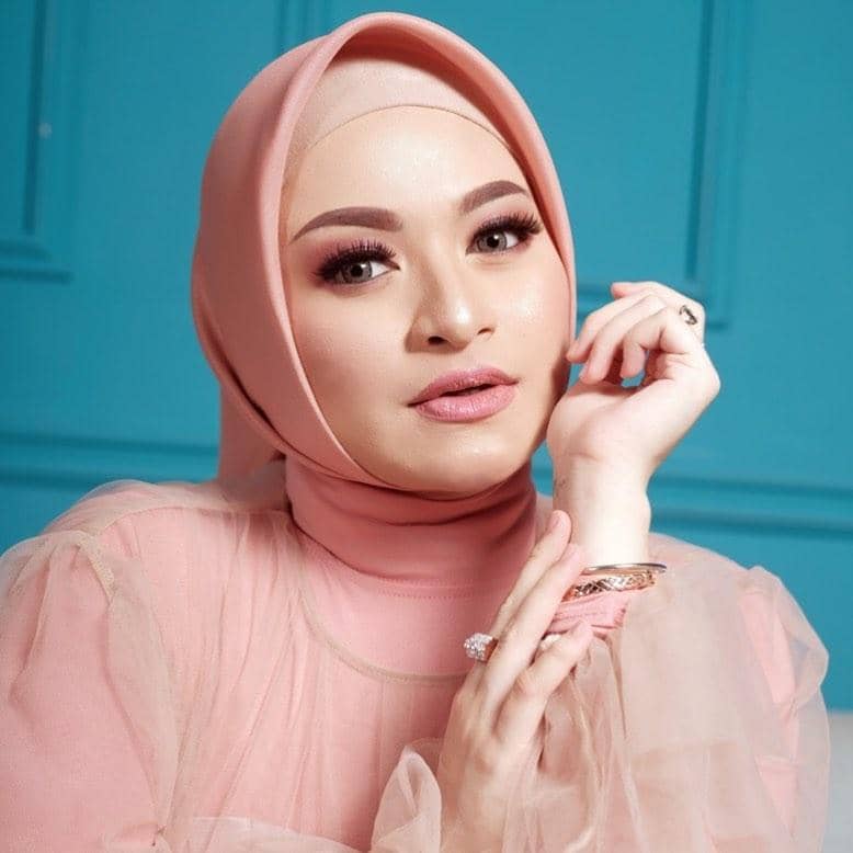 instagram.com/nathalieholscher