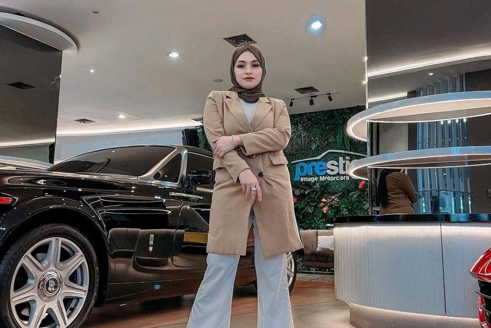 instagram.com/nathalieholscher