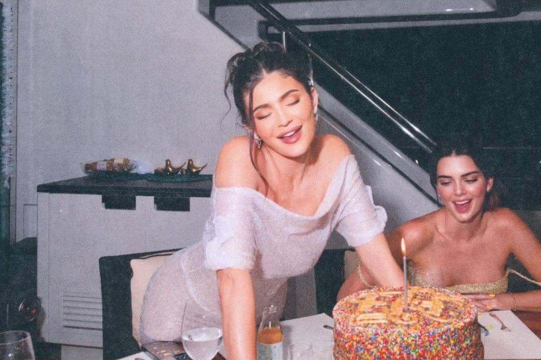 Potret Kylie Jenner di Pesta Ultah, Pakai Gaun Menerawang & 'Melorot'