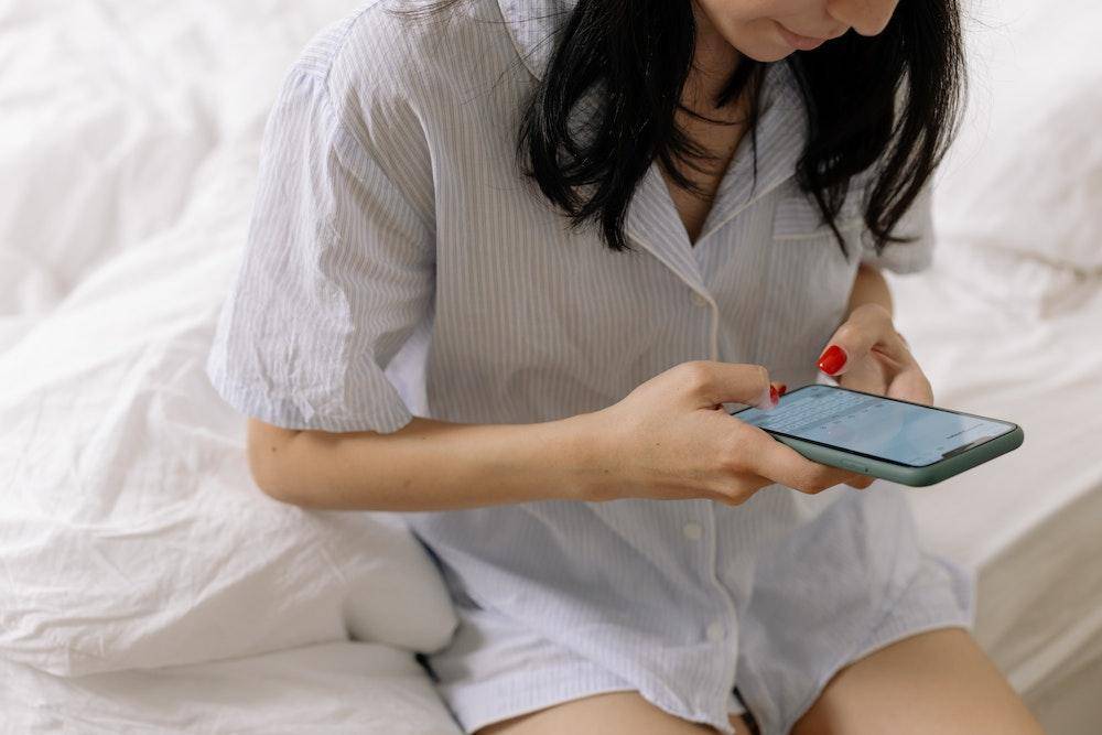 6 Cara Memanjakan Pacar LDR Lewat Chat, Biar Tetap Sayang!