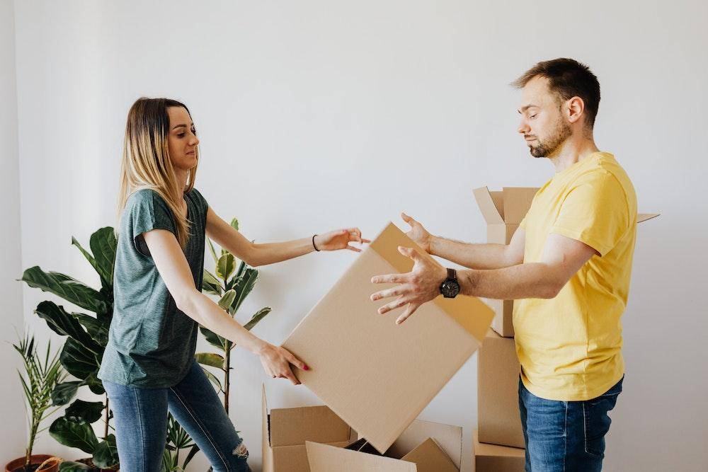 Ini 8 Tips Hidup Bersama Pasangan yang Cuek dan Berantakan
