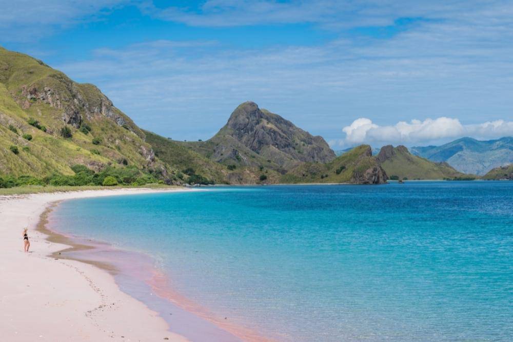 Rute dan Harga Tiket ke Pink Beach 2022, Siap Liburan, Nih!