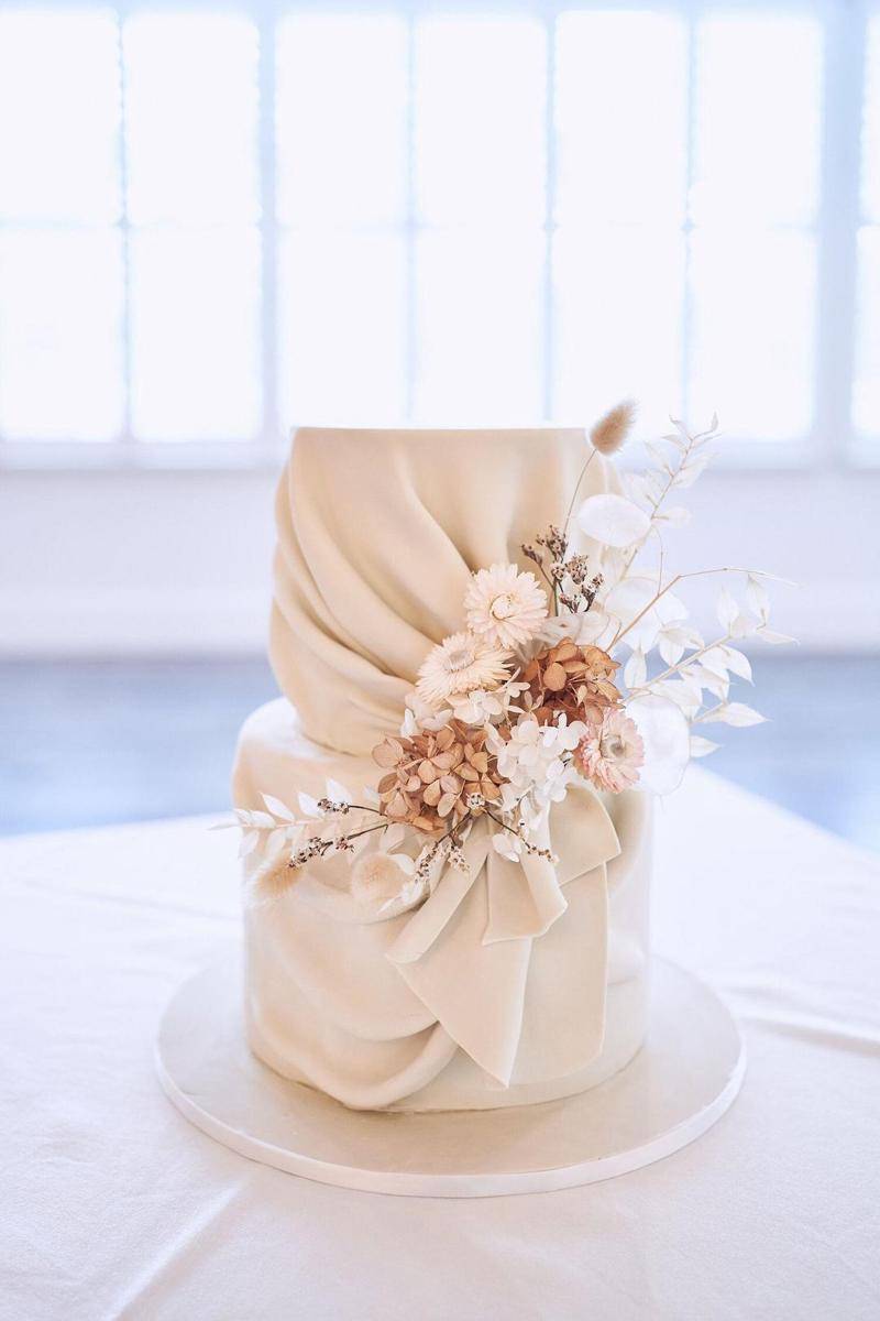 kue pernikahan sederhana tapi elegan
