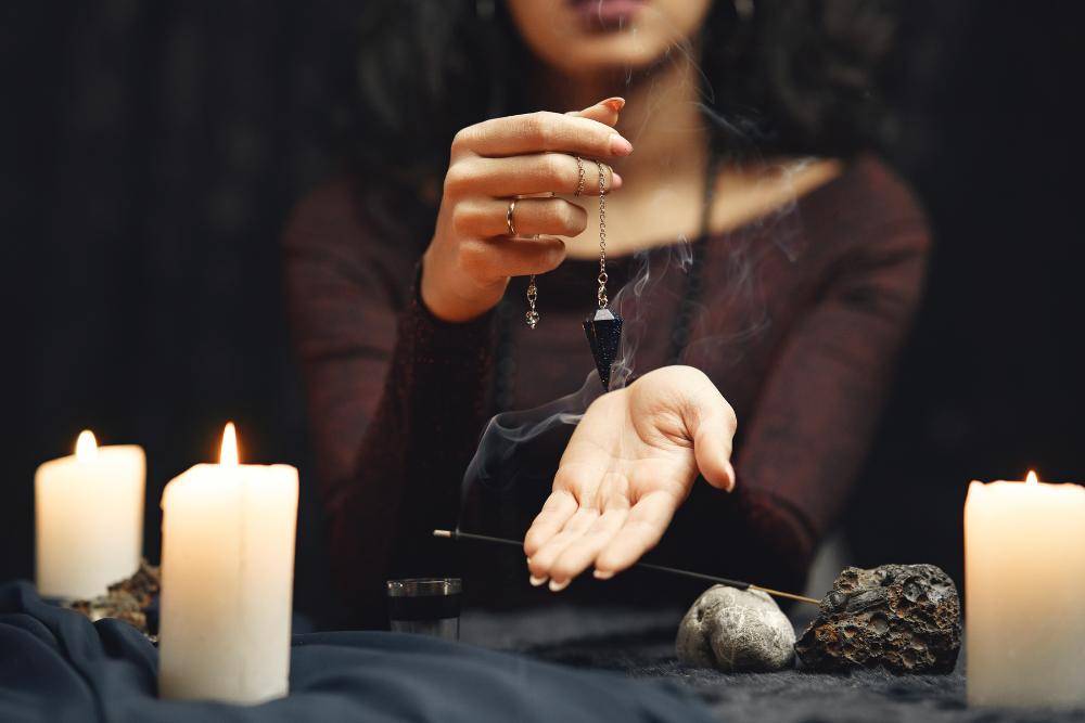 6 Perbedaan Jatuh Cinta dan Kena Pelet, Kenali Tandanya!