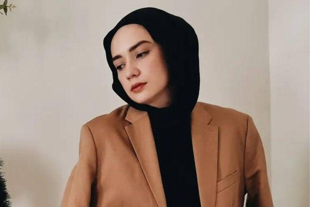 instagram.com/anneofficial1990