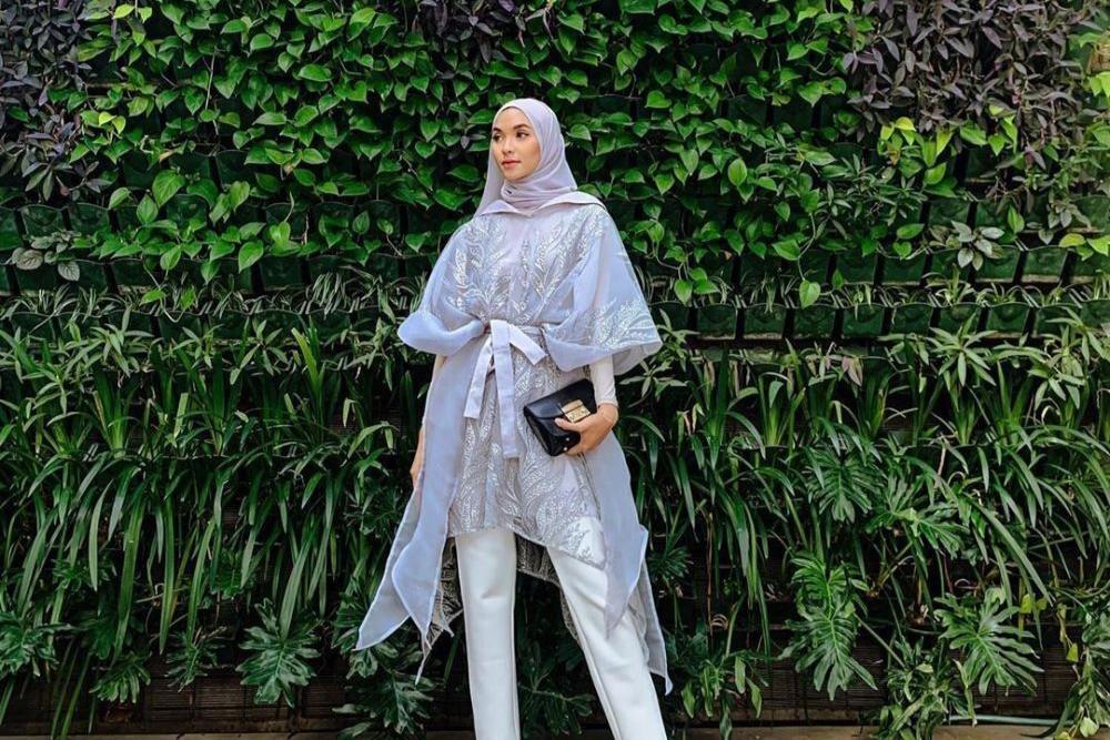13 Model Baju Pesta Bawahan Celana, Simpel tapi Fashionable!