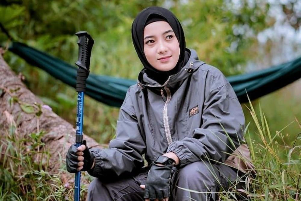 16 Outfit Naik Gunung Wanita Hijab yang Simpel tapi Keren