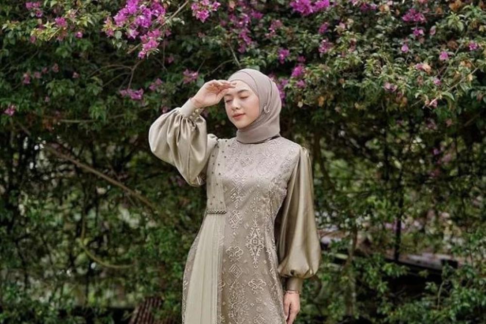 10 Model Gamis Brokat Kombinasi Polos Terbaru 2025, Modis!