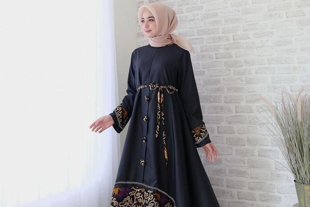 15 Model Gamis Batik Kombinasi Polos Terbaru, Elegan!