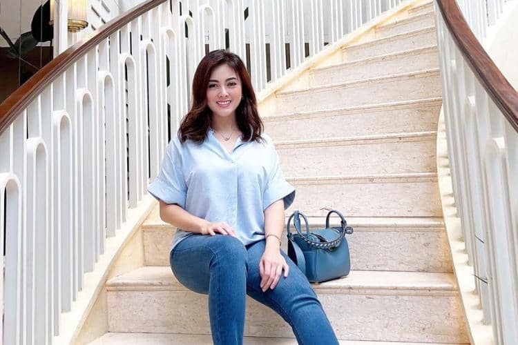 Gaya Selfie Dhena Devanka yang Selalu Kece