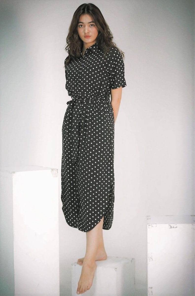 Outfit midi dress polkadot ala Mawar Eva