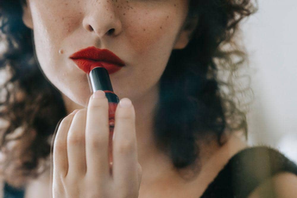 ilustrasi pakai lipstik (pexels.com/Sam Lion)