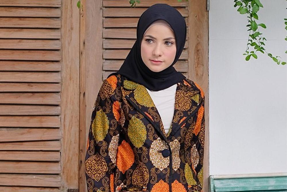 13 Model Blazer Batik Kekinian, Formal tapi Stylish