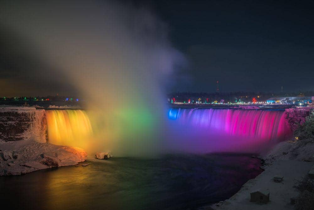 Ilustrasi Niagara Falls Light Show. (unsplash.com/bryangoffphoto)
