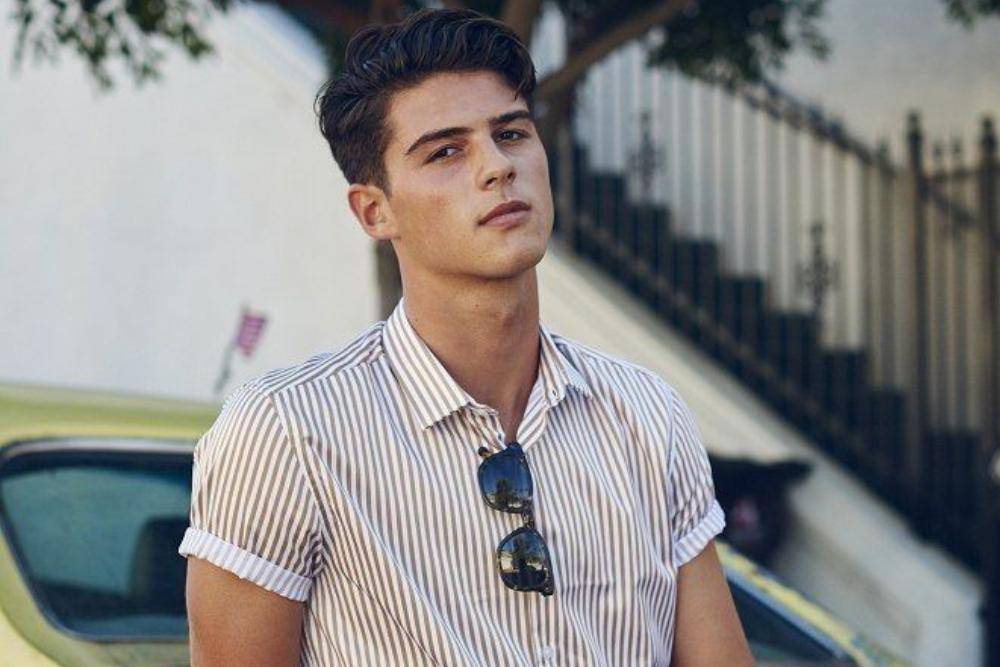 15 Style Cowok Kemeja yang Simpel dan Kekinian, Yuk Coba!