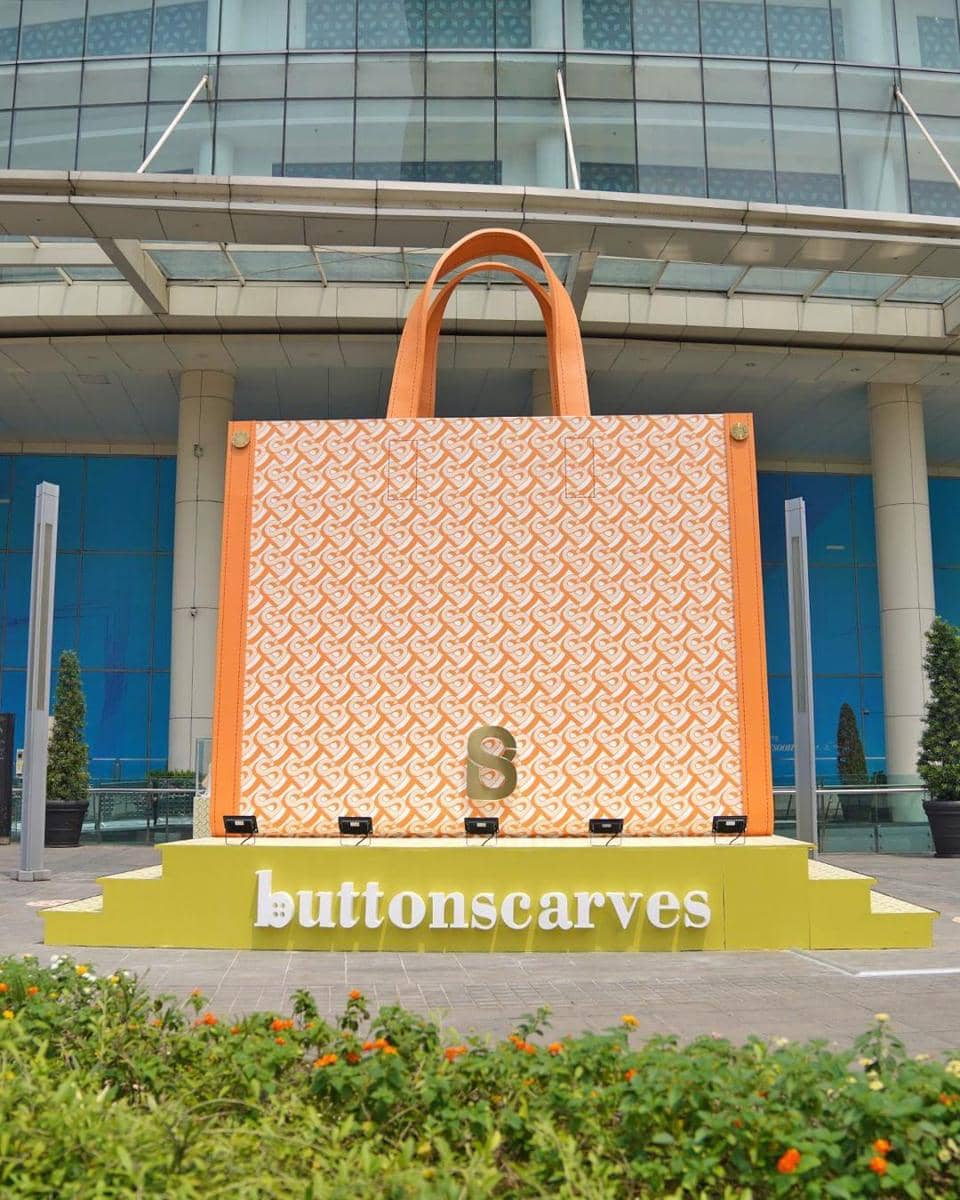 instagram.com/buttonscarves