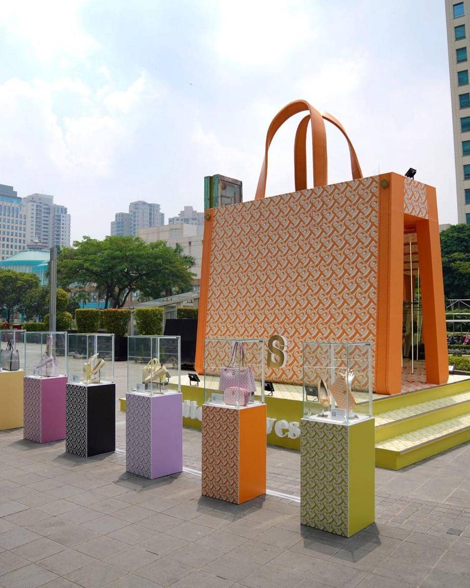 instagram.com/buttonscarves