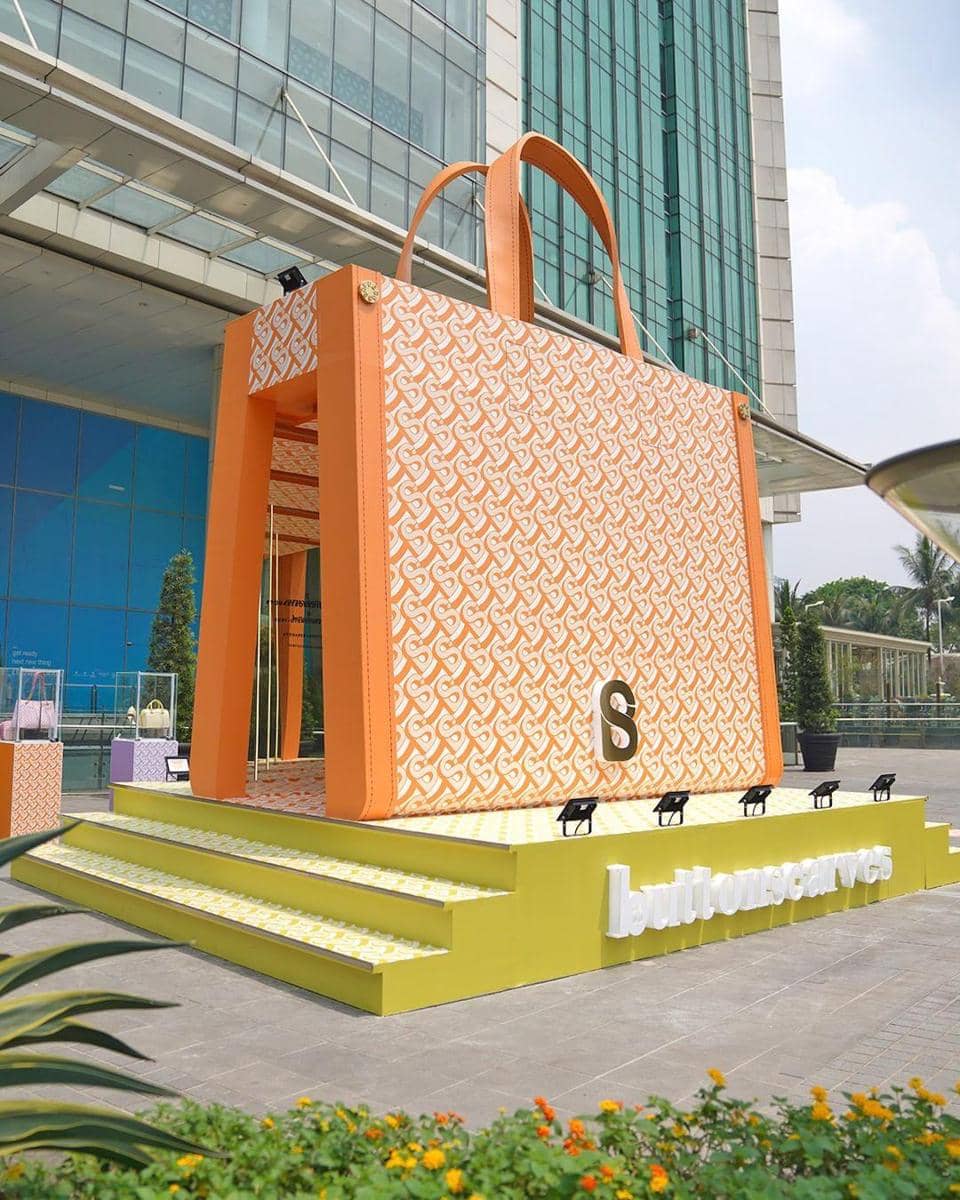 instagram.com/buttonscarves