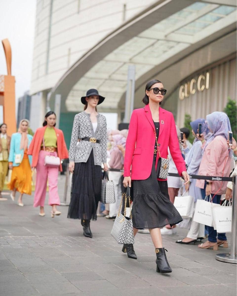 instagram.com/buttonscarves