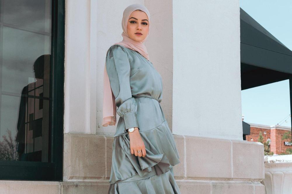 9 Dress Bridesmaid Hijab Satin Terbaru 2022, Elegan dan Stylish!