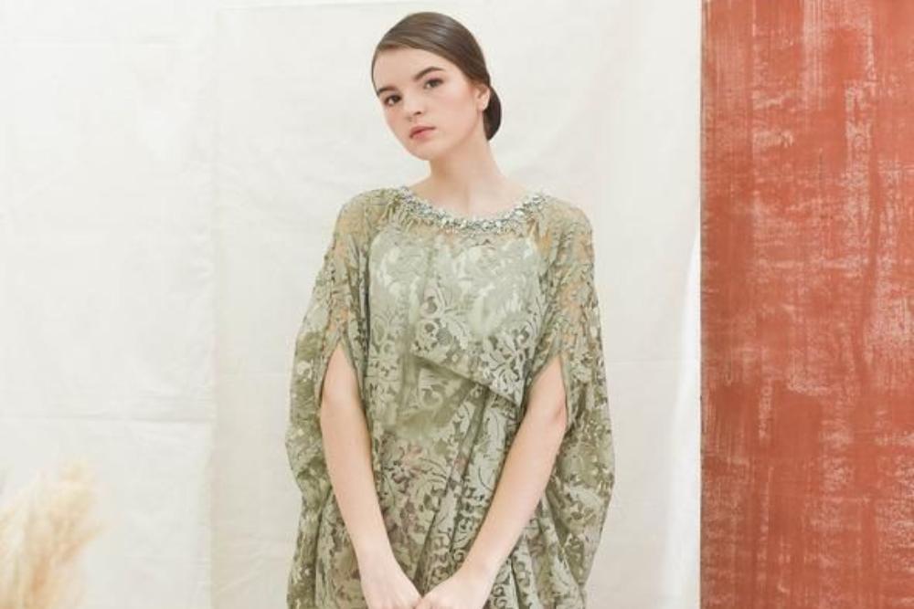 28 Model Kebaya Modern Brokat Terbaru, Simpel dan Elegan!