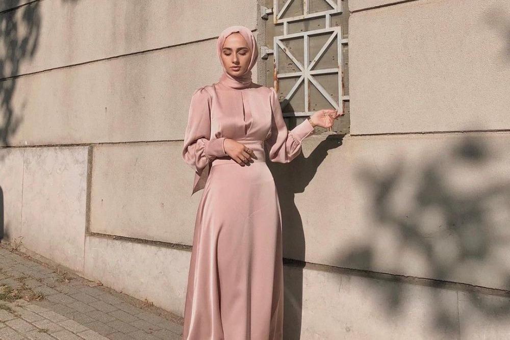 11 Gaun Bridesmaid Hijab Simple dan Menawan, Tetap Modis!