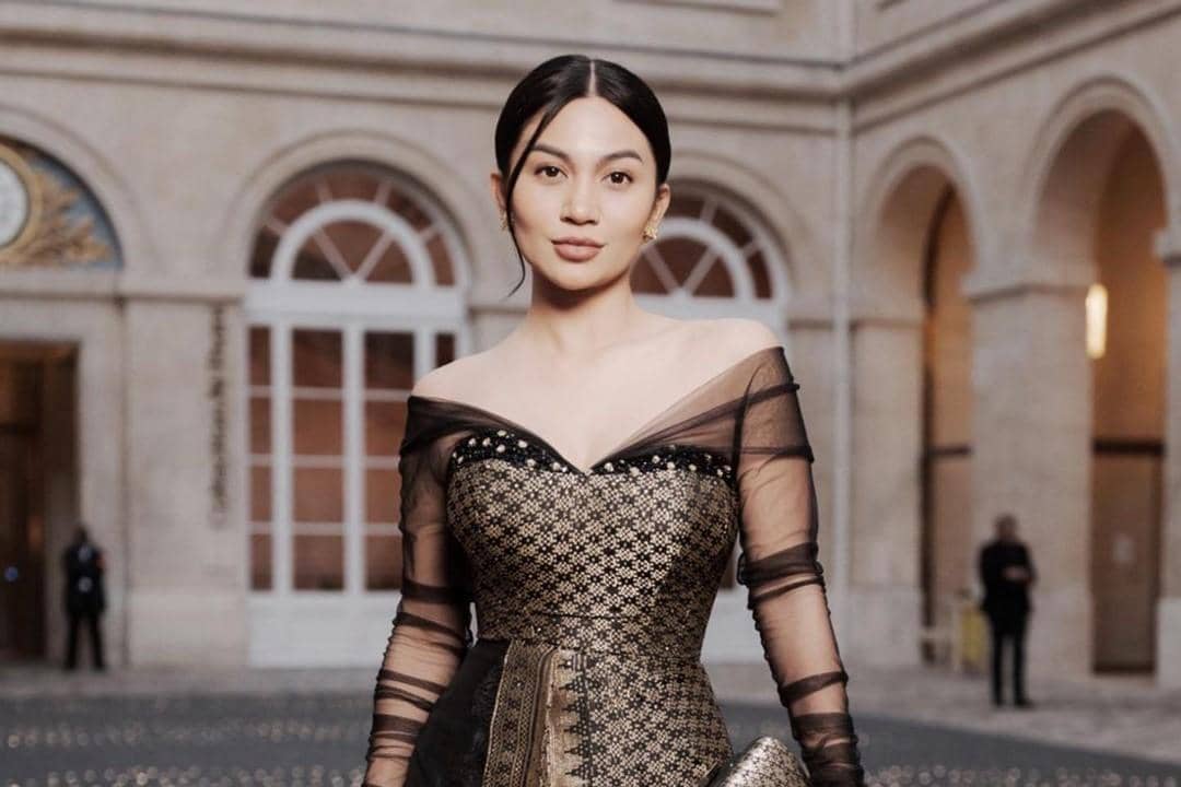 Gala Dinner di Paris, Ariel Tatum Pakai Gaun Rancangan Desainer Lokal