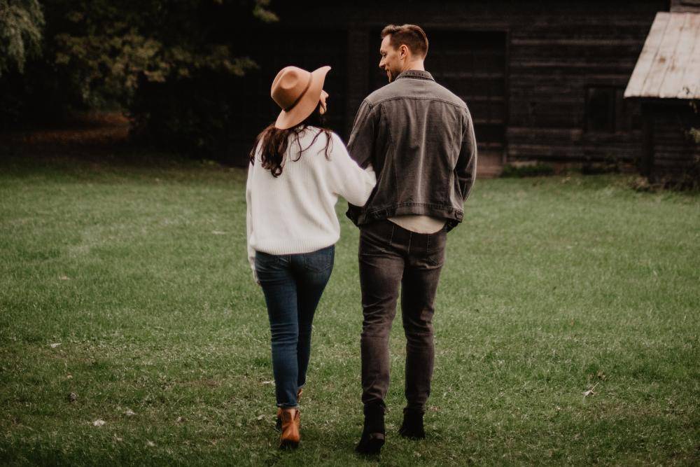 15 Cara Membuat Orang Jatuh Cinta pada Kita dalam Waktu Singkat