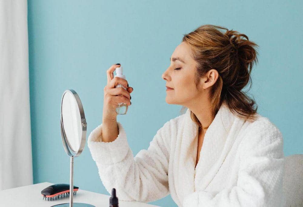 ilustrasi penggunaan setting spray (pexels.com/Karolina Grabowska)