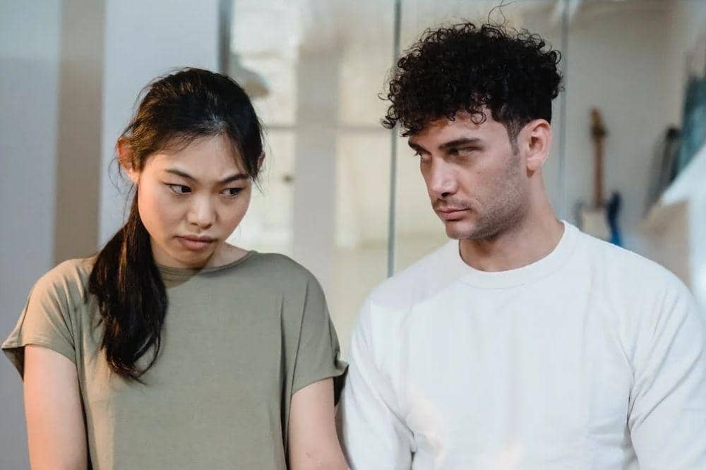 ilustrasi perempuan yang menjalin hubungan dengan orang narsistik (pexels.com/Timur Weber)