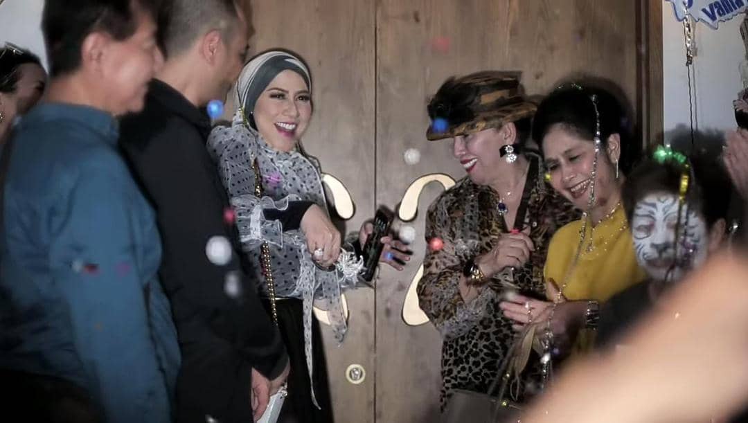 YouTube.com / Venna Melinda Channel