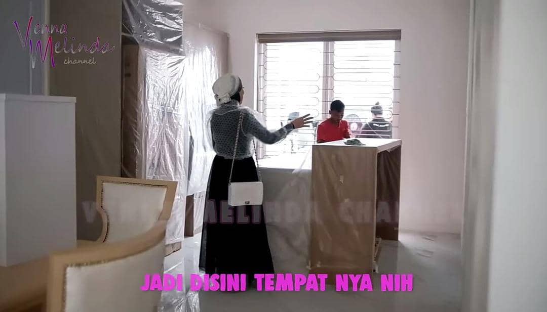 YouTube.com / Venna Melinda Channel