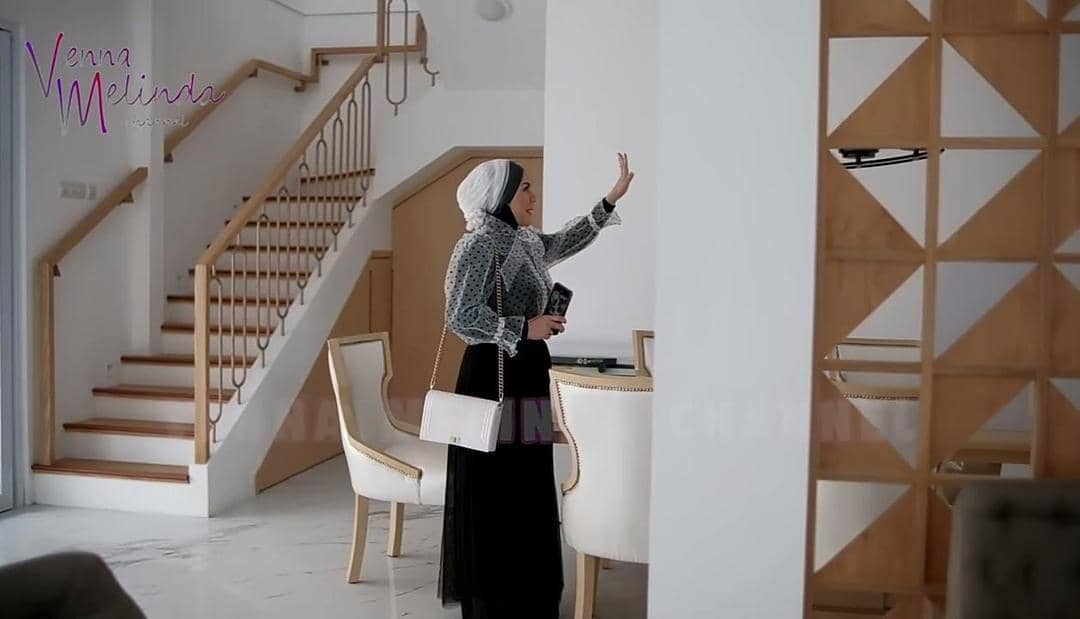 YouTube.com / Venna Melinda Channel