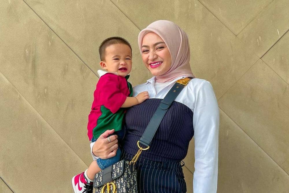 instagram.com/nathalieholscher