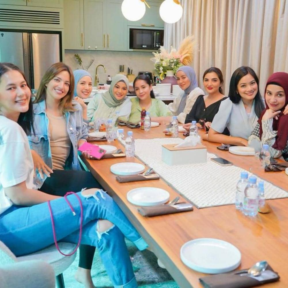 instagram.com/tya_ariestya