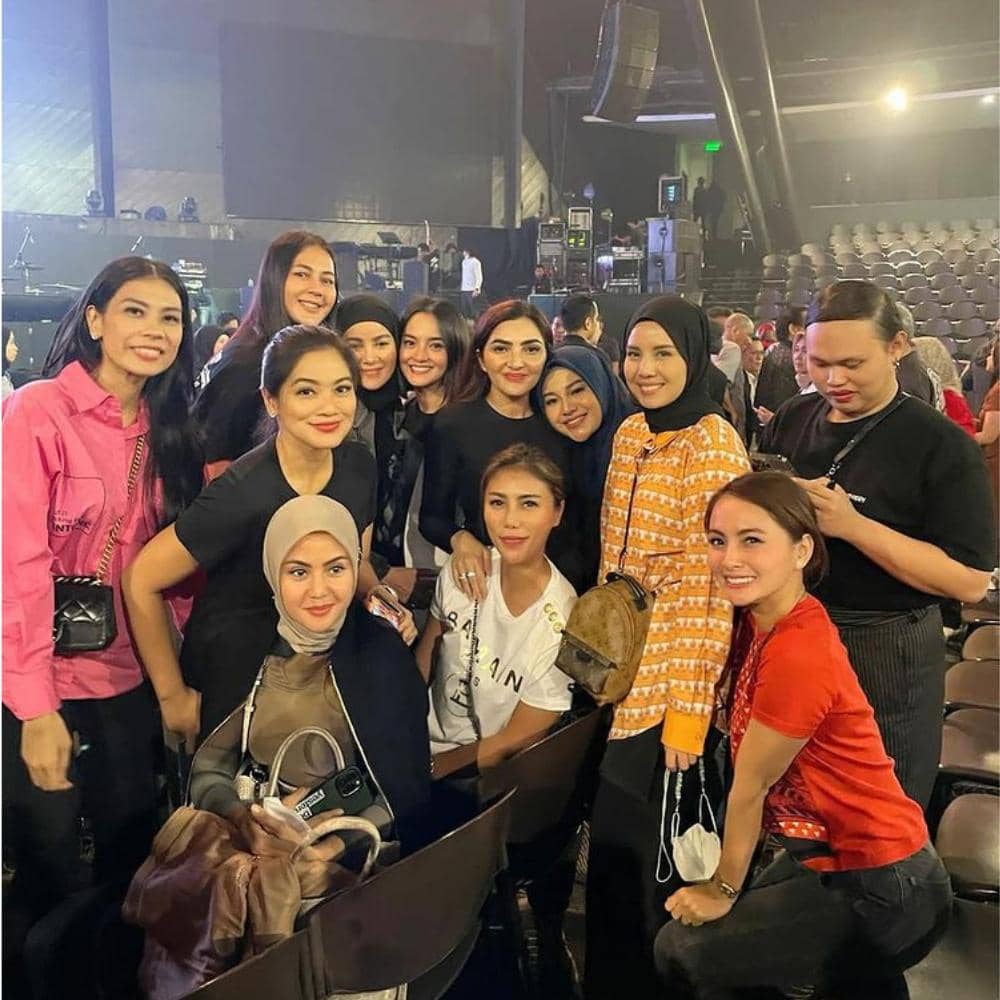 instagram.com/tya_ariestya