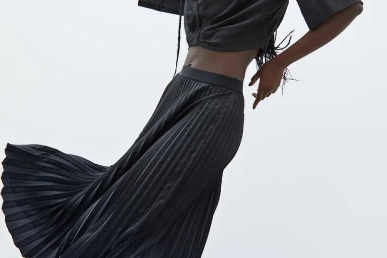 #PopbelaOOTD: Kumpulan Rok Hitam Panjang untuk Gaya Anti-boring