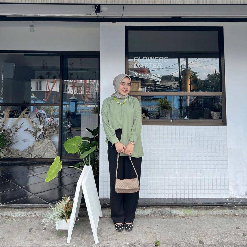 OOTD sage green untuk padu padan hijab ala cewek bumi (instagram.com/meilanindraa)