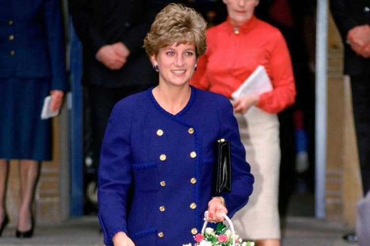 Gaya Ikonik Putri Diana saat Menggunakan Fashion Item dari Chanel 