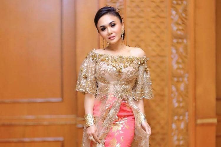 Selalu Tampil Flawless, Begini Gaya Riasan Yuni Shara