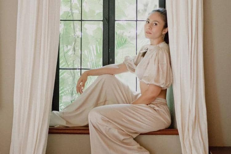 Pesona Artis Indonesia yang Pacari Brondong, Bikin Salfok!