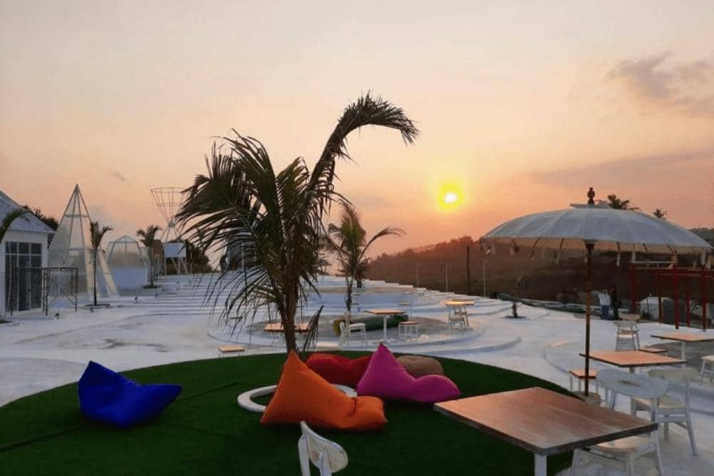 Situs travelandword.com