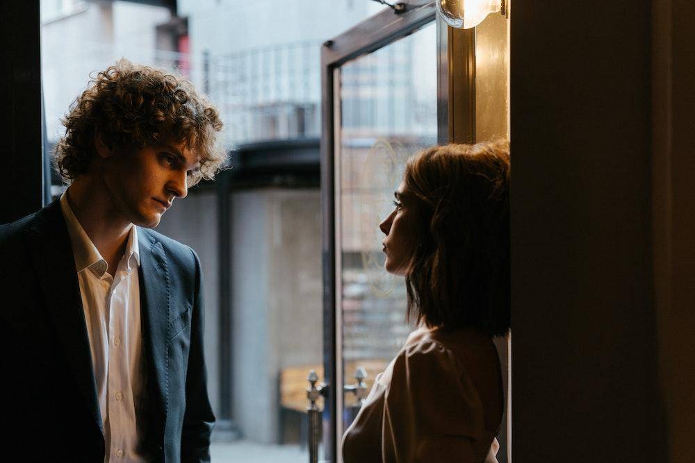 6 Cara Menghadapi Pacar yang Sombong dengan Elegan