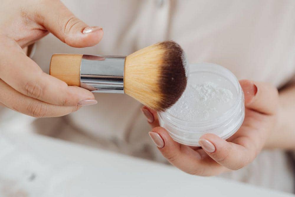 tips dalam memakai bedak agar awet dan tidak cepat luntur (pexels.com/Karolina Grabowska)