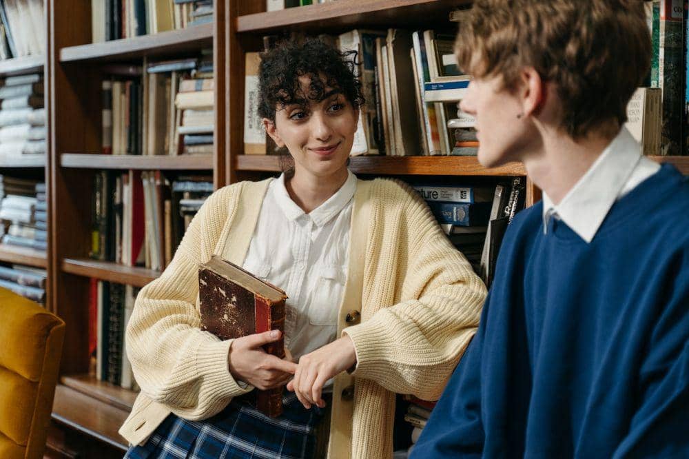 ilustrasi cewek dan cowok di perpustakaan (pexels.com/Tima Miroshinichenko)