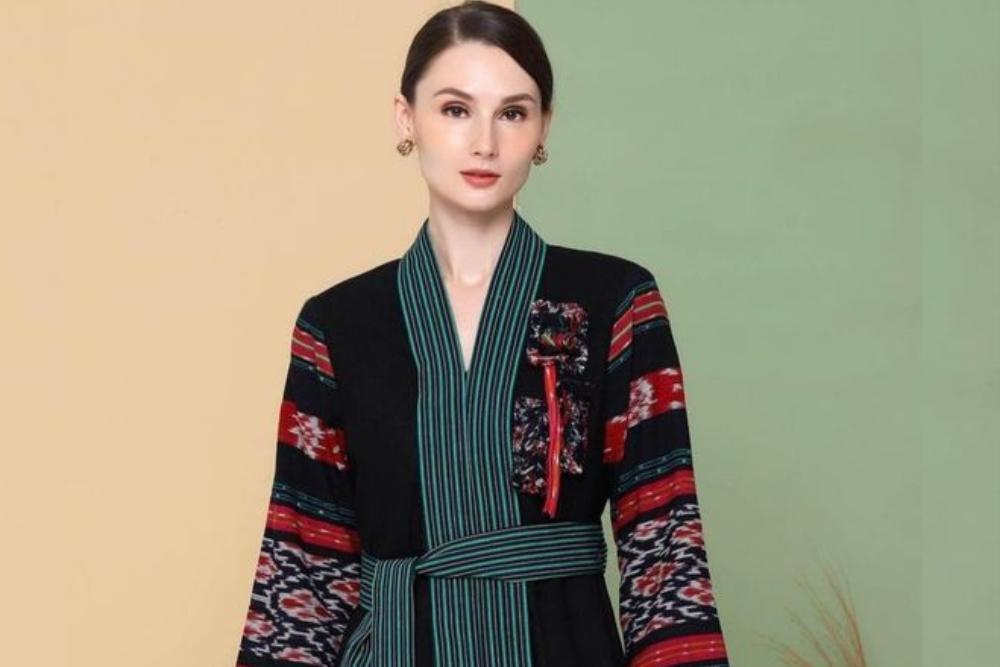 11 Mode Busana Tenun Wanita Unik Termuda, Klop buat Agenda!